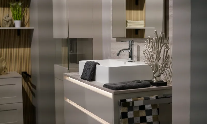 Moderne Badezimmereinrichtung in schlichtem Grau