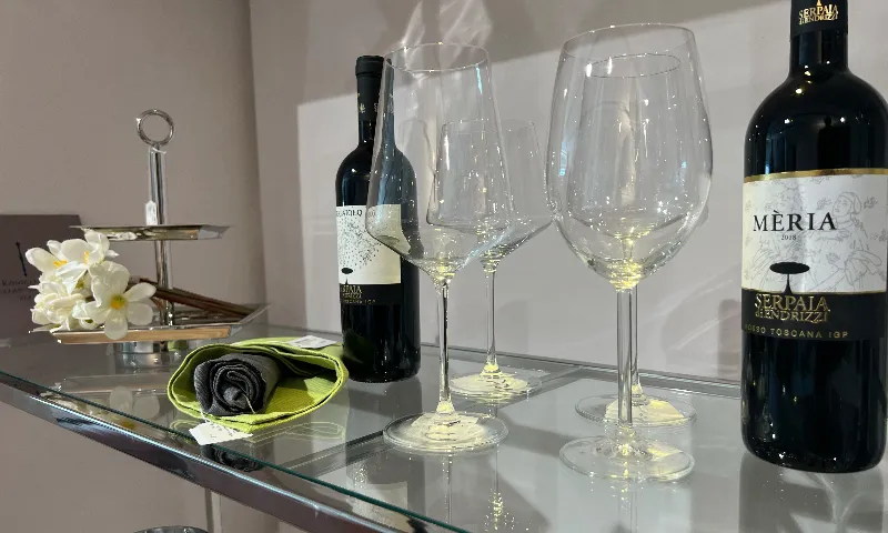 Minimalistische Schönheit zu gutem Wein