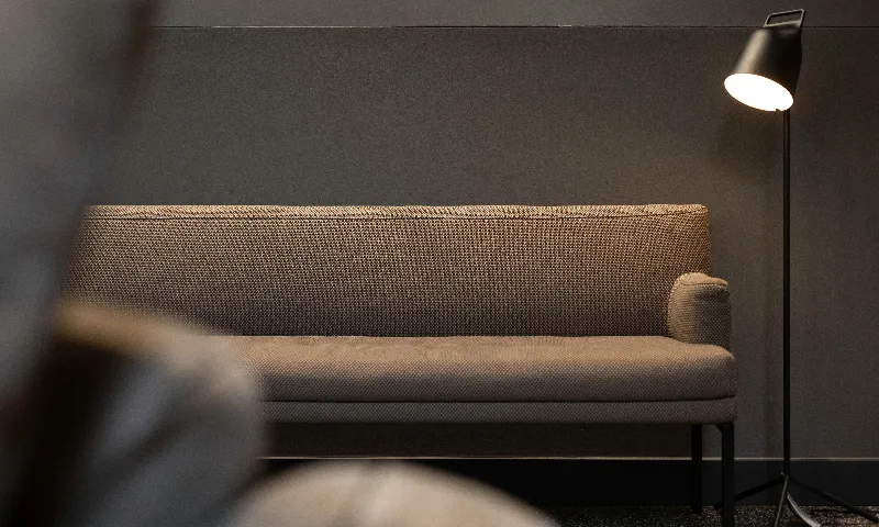 Gerade Linien, monotone Farben und warme Highlights im Wohnzimmer